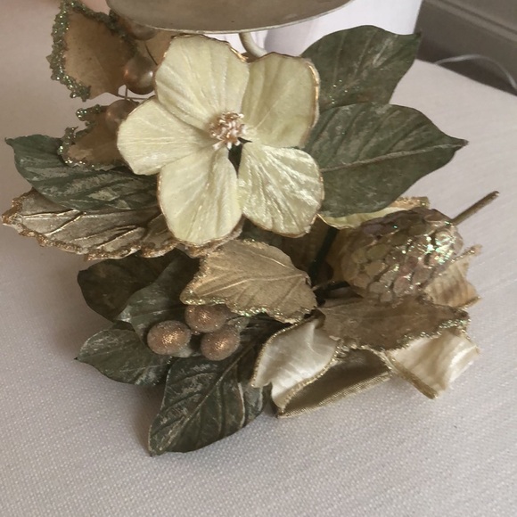 DECORATIVE GOLD FLORAL CANDLEHOLDER - Picture 4 of 7